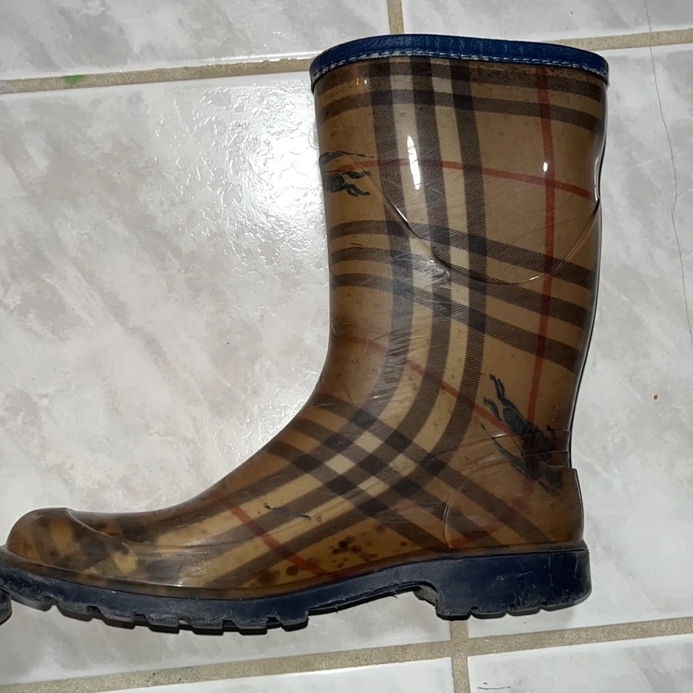 Burberry rain boots - Picture 8 of 10